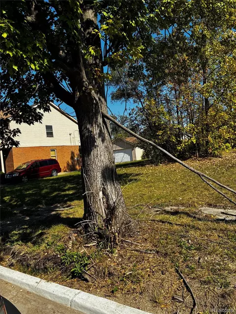 19446 Troy Pl Pl, Highland Park, MI 48203