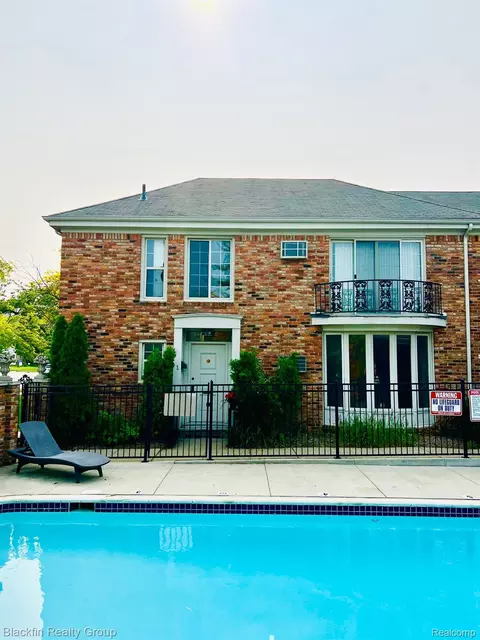 2356 W 14 Mile Rd, Royal Oak, MI 48073