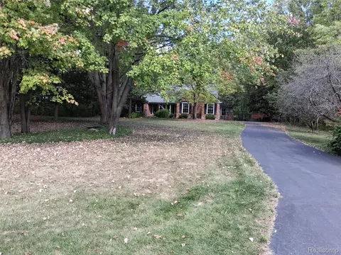 1744 Deanna Dr, Howell, MI 48843