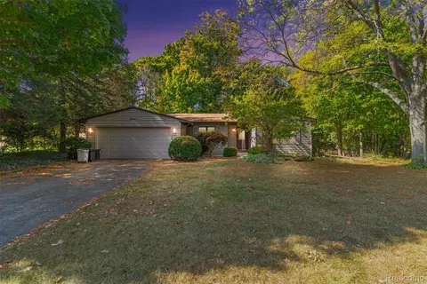 3241 Woodvalley Dr, Flushing, MI 48433