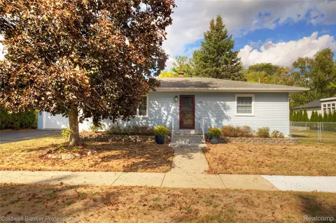225 E Shadbolt St, Lake Orion, MI 48362