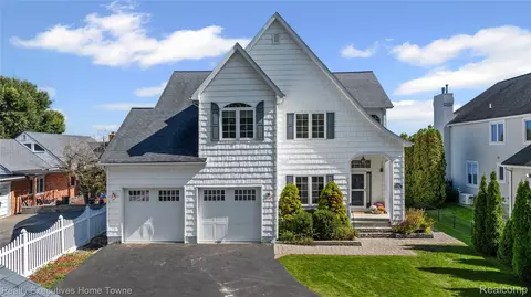 5802 Lakeshore Rd, Fort Gratiot, MI 48059