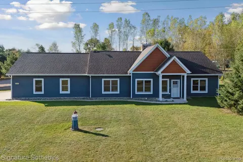 6300 Hazard Rd, Fenton, MI 48430