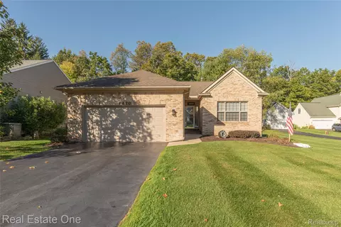 9970 Whispering Woods Dr, Pinckney, MI 48169