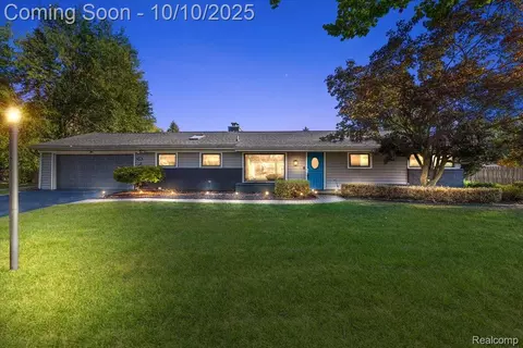 7496 Cornwall Ct, West Bloomfield, MI 48322