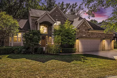 22152 Beech Knoll Dr, Macomb, MI 48044