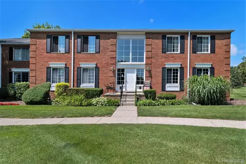 654 E Fox Hills Dr, Bloomfield Hills, MI 48304