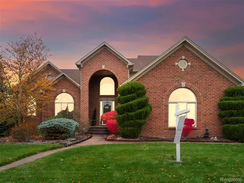 50100 Victoria Pl, Macomb, MI 48044