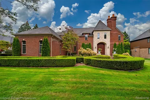 3755 Walnut Brook Dr, Rochester Hills, MI 48309