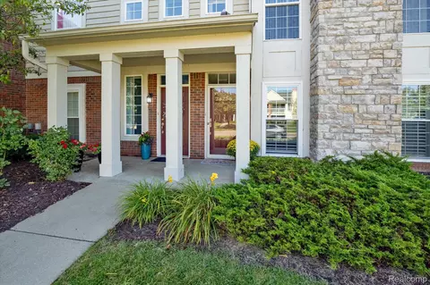 28256 Oakmonte Cir E, Lyon, MI 48165