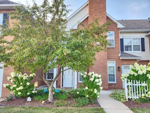 642 Olde English Cir, Howell, MI 48855
