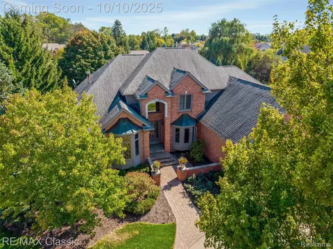 7040 Royal Villa Ct, Canton, MI 48187