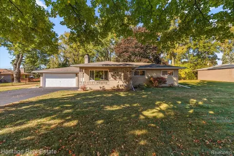 2831 Silverstone Ln, Waterford, MI 48329