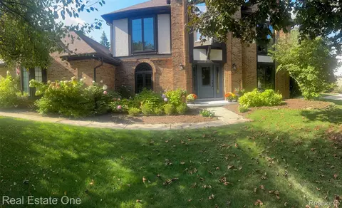 21653 Heatheridge Ln, Northville, MI 48167