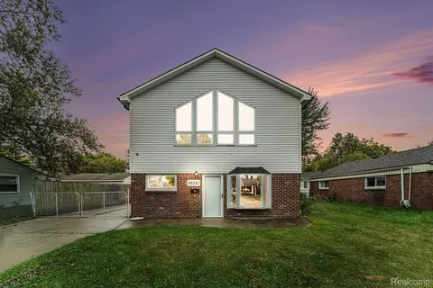 26561 Barnes St, Roseville, MI 48066
