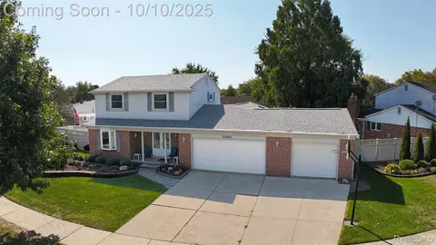22321 N Fairway Dr, Woodhaven, MI 48183