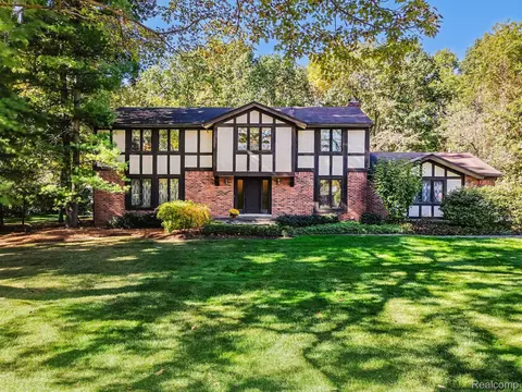 5962 Oakland Valley Dr, Oakland, MI 48306