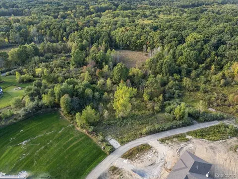 1293 Wind Valley Ln, Highland, MI 48442