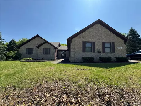 3163 Mystic Valley Dr, White Lake, MI 48383