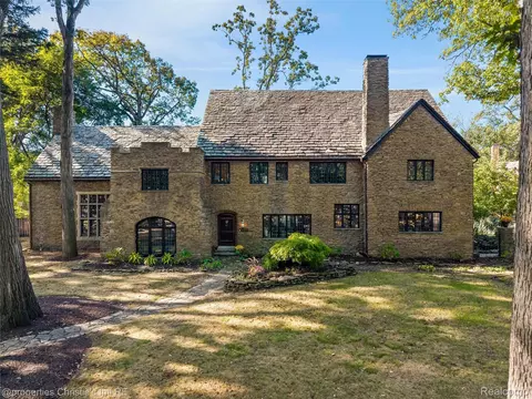 19551 Burlington Dr, Detroit, MI 48203