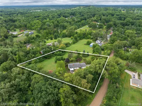 7600 Haley Rd, White Lake, MI 48383