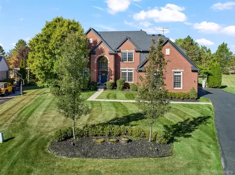 4476 Woodcliff Ct, Oakland, MI 48306