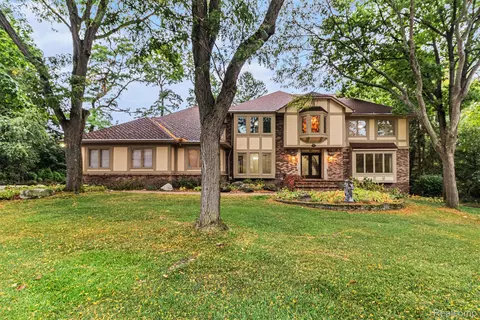 790 Hidden Pine Road Rd, Bloomfield Hills, MI 48304