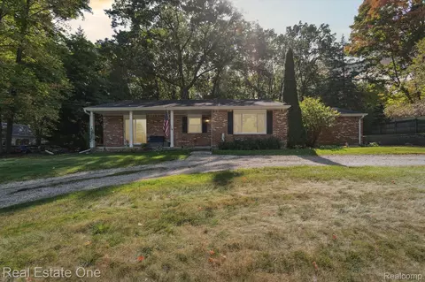 12160 White Lake Rd, Fenton, MI 48430
