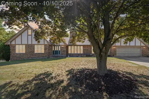 7750 Sleepy Hollow Dr, Northville, MI 48168
