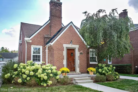 13353 Sherwood Dr, Huntington Woods, MI 48070