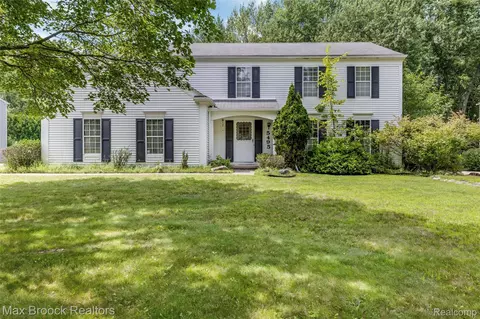 5495 Kingsfield Dr, West Bloomfield, MI 48322