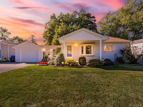 4656 Edgewood St, Dearborn Heights, MI 48125