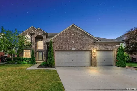 18852 Newbridge Dr, Macomb, MI 48044