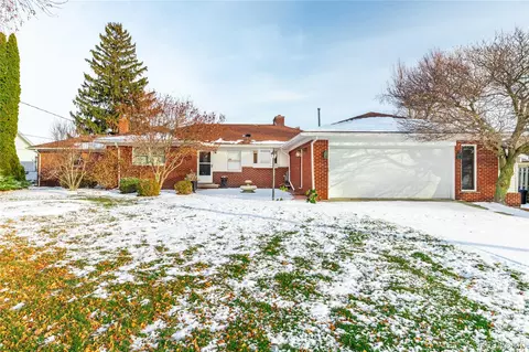 27627 Elba Dr, Grosse Ile, MI 48138