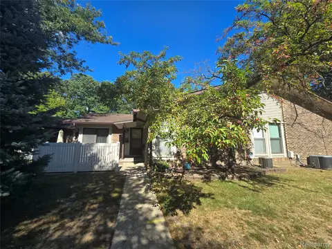 37575 Barkridge Cir #54, Westland, MI 48185