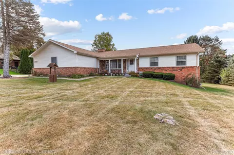 12518 Clover Ln, Green Oak, MI 48178