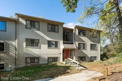 1697 Riverside Dr #15, Rochester Hills, MI 48309