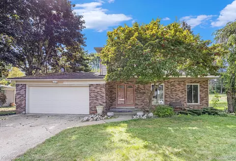 121 Allen Lake Dr, White Lake, MI 48386