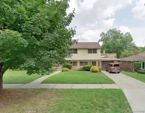 392 Cambridge Dr, Mount Clemens, MI 48043