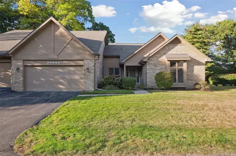 29620 Nova Woods Dr, Farmington, MI 48331