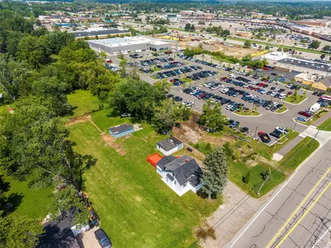 134 W Auburn Rd, Rochester Hills, MI 48307