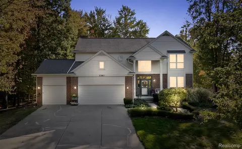 2360 Glenwood Ct, Commerce, MI 48382