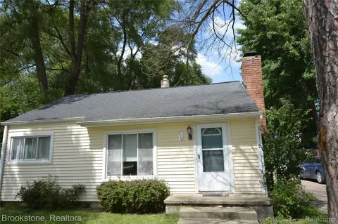 419 E Glass Rd, Brandon, MI 48462
