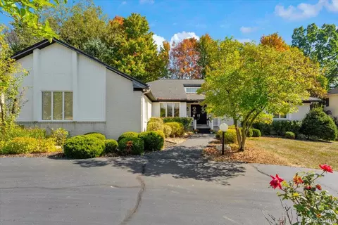 6983 Brookeshire Dr, West Bloomfield, MI 48322