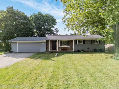 861 Seymour Lake Rd, Oxford, MI 48371