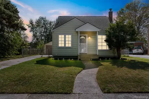 16106 Chesterfield Ave, Eastpointe, MI 48021