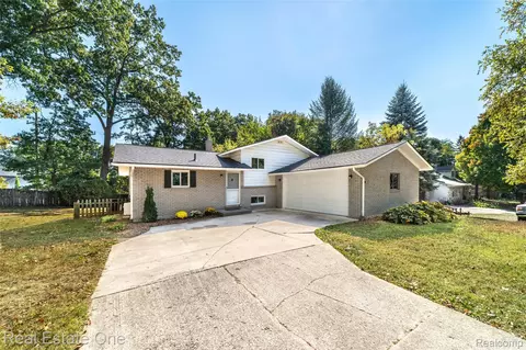 8239 Atha St, White Lake, MI 48386