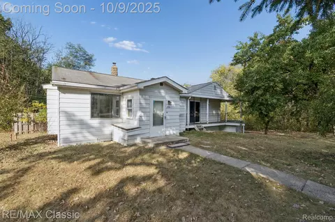 2331 Ormond Rd, White Lake, MI 48383