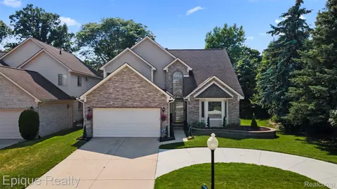 25893 Golf Pointe Dr, Southfield, MI 48075