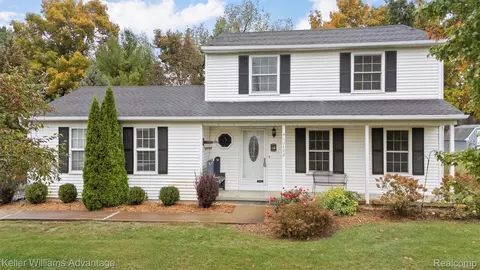 60422 Lamplighter Dr, Lyon, MI 48165